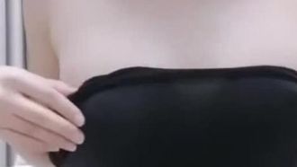밝은 피부의 섹시한 여성 앵커가 쇼에서 자위합니다.
