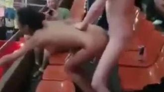 Я пошел на свидание со своей девушкой на выставку для взрослых~ Я напал на ГГ, пока ходил по магазинам~ Моя девушка предложила пойти на второй этаж развлечься~ В итоге все собрались посмотреть!