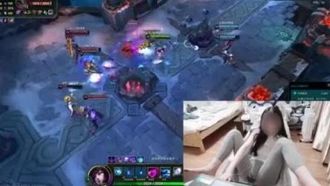 La conduttrice gioca a League of Legends con un vibratore infilato nella vagina~ La sua figa si bagna dopo averci giocato!