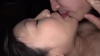 中山穗香穿着 50 多岁的内衣邀请儿子的朋友