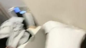 La ragazza grassoccia con il culo grasso e il seno grosso fa sesso con il suo partner sessuale in hotel. Il suo culo bianco e tenero è bloccato in alto, aspettando che suo fratello la scopi duramente!