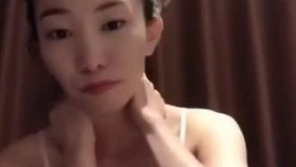 La giovane donna sexy con il seno appuntito è venuta alla trasmissione in diretta del fratello Qiang per soldi per il latte in polvere ~ Era generosa e proattiva davanti alla telecamera!