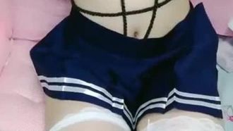 Ich hätte nicht erwartet, dass dieses süße Mädchen mit Katzenohren so geil ist ~ Nachdem sie ihre Schuluniform ausgezogen hatte, fesselte sie sich und legte ein Halsband an, von dem ganz alleine Wachs tropfte