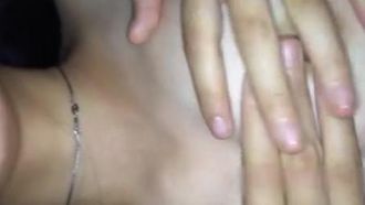 Ein Selfie einer sexy langhaarigen Schönheit, die leidenschaftlichen Sex mit ihrem Freund in einem Hotel hat, wurde durchgesickert. Schauen Sie sich einfach ihr Gesicht an und Sie können sehen, wie cool es ist