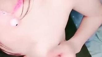 Loli Bunny, piccola loli con la figa a farfalla, non si ferma mai dopo aver inserito la sua vagina e l'ano Parte (2)