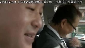Il video della vendetta: una studentessa tettona viene picchiata. Il vecchio sborra nella fidanzata dell'uomo che lo ha colpito, una studentessa Konatsu Aozora