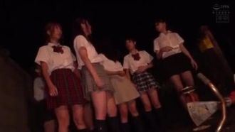 Si haces un sonido, ¡corre dentro de mí! Hermosa chica impregnada e impregnada de escuela forestal.