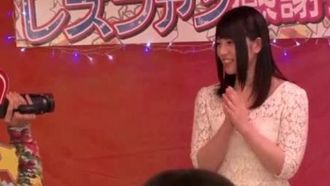 Festival dello squirting estremo! Il Ringraziamento dei fan lesbici di Ai Uehara ~Crazy Splash Ver~