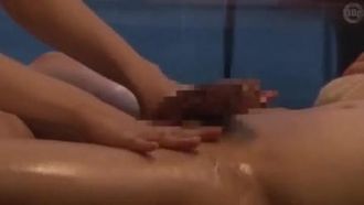 マジックミラーの向こうには職場の上司!SEXできたら即賞金!! 美人美容部員&営業マンが上司の目の前でオイルマッサージにチャレンジ!不慣れな手付きにビクビ