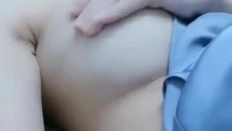 Beneficios de Anchor: Una bella joven de pelo corto y temperamento refinado se masturba con accesorios seductores. Se toca el coño a través de las bragas, se moja los dedos y se introduce un condón falso.
