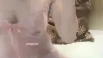 La última cita para follar a la súper blanca y tierna belleza de Chongqing Long Er, bienestar sexual con orgasmo, pijama rosa en casa, sexo apasionado con pareja sexual, vello púbico espeso, deseo sexual, sexo fuerte, no es suficiente