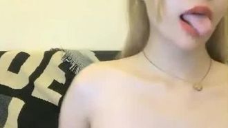 Das schöne blonde Mädchen mit dem starken milchigen Duft ist im Kleinen verführerisch. Die Nahaufnahme, in der sie ihre Brüste freilegt, ihren Hintern reibt und ihre Muschi bricht, ist sehr verlockend.