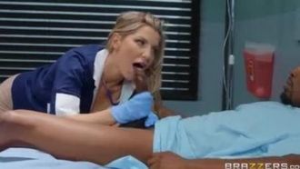 Ashley spara con le mani