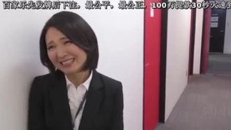 Impiegata SOD. NTR inverso per una coppia interna che chiede segretamente a un giovane impiegato maschio innamorato di lei di venirle dentro Maiko Ayase, impiegata a metà carriera del 3° anno del dipartimento pubblicità.