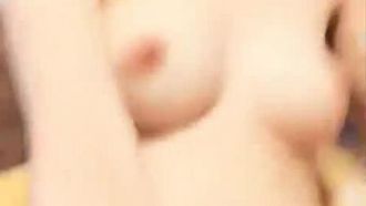 Una chica pura y esbelta del hemisferio sur se masturba con accesorios, orinando en el baño, desnuda, vibrador, dedos y dedos en primer plano.