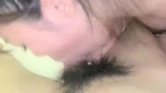 Dopo aver fatto sesso con una bellissima ragazza in un bar, fa sesso passionale con le sue bellissime calze nere e le sue gambe sono strette. Può anche fare sesso senza preservativo. È così sexy in tutte le posizioni ed eiaculare.