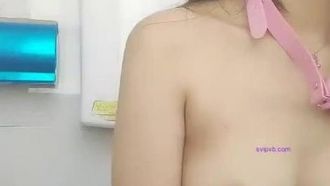 Una guapa post-bailarina y su novio se hacen un estimulante SM untándose de cera y tienen un maravilloso orgasmo, gritando con medias negras y tacones altos, y tienen un nuevo orgasmo de sexo sin condón, tragando semen y creampie.