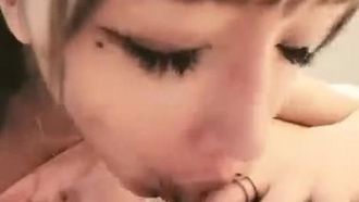 La dolce ragazza Yomi indossa due codini ed è una celebrità di Internet, fa sesso, indossa calze a rete sexy e si fa un pompino in primo piano, spingendo e scopando forte