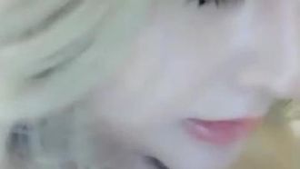 Vantaggi principali: Babygaga, una celebrità di Internet con i capelli corti, fa sesso con la sua amica. Si fa un pompino con le calze aperte, cavalca sopra e si scopa forte il buco del culo da dietro.