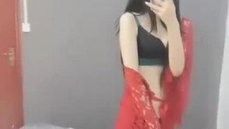 Beneficio del presentador: una nueva chica esbelta con piernas largas se masturba para la tentación, y su coño es penetrado por un liguero sexy sin pelo y una gran vaca negra con medias negras.