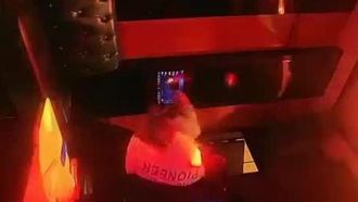 [Lao Wang visita flores a medianoche] Chengdu, una joven, canta y bebe en un KTV, coquetea y se desnuda cuando está medio borracha y medio despierta, tiene unos pechos hermosos y el ambiente es perfecto.