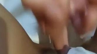 Anchor Benefits Babygaga, una ragazza con la faccia rossa e le doppie code di cavallo, fa sesso allarga le mutandine e si tocca la figa e poi fa un pompino, poi si cavalca sopra e si fa scopare duramente.