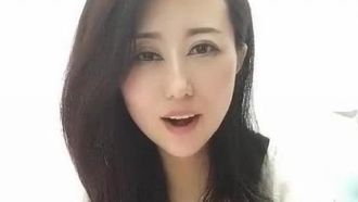 素晴らしい気質と魅力的な大きな胸を持つ若い女性は、兄にストッキングを引き裂かせました