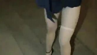 主播福利 丝袜高跟制服萝莉户外漏出被渣男调教，无毛骚逼娇嫩的咪咪上戴上乳夹，电击棒刺激骚逼自慰蹲着路边尿尿刺激