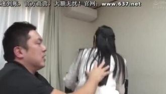 Fidanzato arrapato e fidanzata obbediente, fanno sesso a casa senza dirlo ai genitori