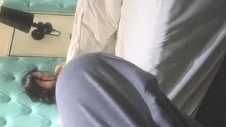 [Maestro de citas] Una joven divorciada de buena familia, hermosa y con buena figura, se la puede engatusar aunque tiene un poco de temperamento y se divierte mucho con sus agujeros superiores e inferiores.