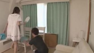 妹のゆったりワンピースからのパンツ＆おっぱい同時チラ見えにフル勃起！こっちの気も知らず、いつもノーブラで無防備な部屋着の妹にボクはこっそり勃起しています！