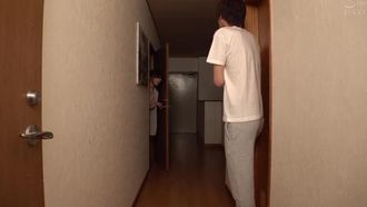 私の胸いつも見てますよね…？
