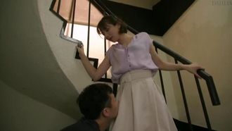 満たされない人妻の禁斷不倫SEX同じコンビニで動く男子大學生と汗だくで交わり続けた熱い夏