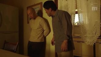 Mientras mis padres estaban fuera, yo me quedé sola en el campo y seduje al viejo de la vecina.