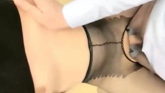 검은 스타킹을 입은 비서는 사무실에서 열심히 엿먹이고 마침내 콘돔 없이 질내사정을 당합니다.