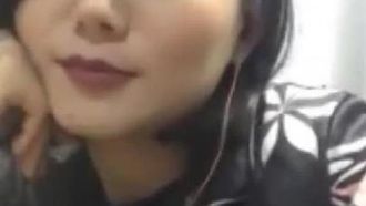 Caizi coquetea con chicas y engaña a mujeres hermosas. Ella es una mujer madura de cuello blanco muy coqueta. Su BB también es muy hermosa.