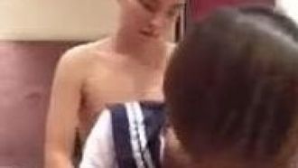 Un niño pequeño, en alta definición y sin censura, se toma un selfie de su novia tetona teniendo sexo