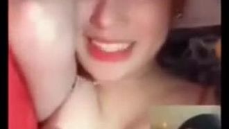 그 청년은 여자친구와 전화통화를 하고 있었는데, 여자친구가 다른 사람에 의해 성추행을 당하고 있다는 사실을 알 수 없었습니다.