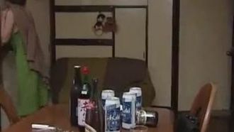 친구 집에 가서 술을 마시고, 친구 아내와 눈맞춤을 하고, 친구가 자고 있는 사이에 바람을 피운다.