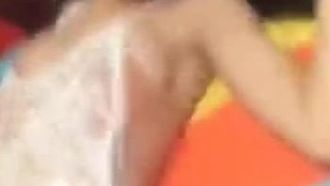 좋은 가족 출신의 매력적인 젊은 여성이 섹시한 옷을 입고 열심히 좆됩니다.