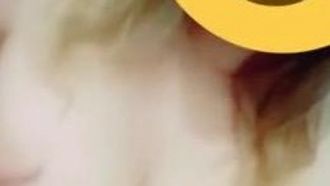 아버지는 귀여운 딸의 유혹을 참지 못해 가족들 앞에서 몰래 딸을 박았다.