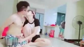Il fratello e la sorella coraggiosi hanno avuto un incesto a casa e la loro madre lo ha quasi scoperto. È stato piuttosto emozionante.