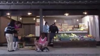 奇跡の挿入 うっかり滑って息子のチンポに貫かれてしまった 道端でセックスを始めました。