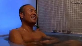 임신한 며느리는 여전히 성적 욕구가 가득 차 있기 때문에 시아버지가 이를 만족시키도록 해야 합니다.