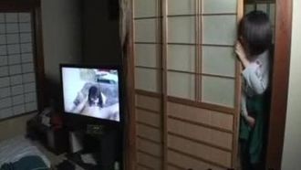나는 포르노를 보면서 자위를 하고 있는 동안 내 여동생에게 붙잡혔고, 알고 보니 내 여동생도 자신이 발정 중인 것을 보고 내 자지를 사용하여 분노를 표출하고 싶어 했습니다.