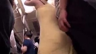 나는 버스에서 드레스를 입은 예쁜 여자를 만났고, 내 큰 자지로 그녀를 문지르지 않을 수 없었다.