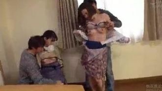 女兒跟媽媽都被歹徒侵犯 但是小穴也很誠實的濕濕了