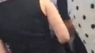 Schulterloses schwarzes Kleid und weiße Schuhe, Onkel Da, Straßenaufnahme