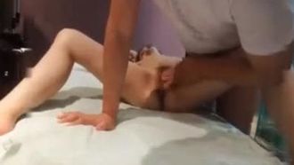 美しく脚の長い若い女性が男性技術者にマッサージされ、興奮してセックスを懇願するまで
