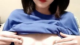 La giovane ragazza ultrapura di 18 anni con le labbra rosse si masturba con oggetti di scena a casa, senza biancheria intima, un primo piano della sua figa, un vibratore le massaggia la figa e la spinge, si solleva i vestiti e si massaggia i seni, e un primo piano di pipì in bagno